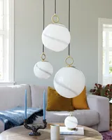 Stockholm Pendel Ø25 Marmorgrå fra Halo Design over et sofabord i en stue Stockholm Pendel Ø25 Marmorgrå fra Halo Design over et sofabord i en stue