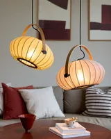 DC Textile Pendel Skovgrøn fra Halo Design over et sofabord i en stue - blød hygge ved sofaen