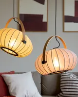 DC Textile Pendel Satinhvid fra Halo Design i en stue ved en sofa - blødt lys ved sofaen