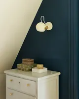 DC Væglampe Blank creme fra Halo Design på en kommode i en entré - stilfuld accent ved indgangen DC Væglampe Blank creme fra Halo Design på en kommode i en entré - stilfuld accent ved indgangen