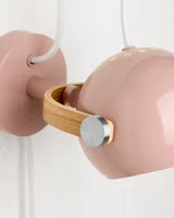 DC Væglampe Rosa og olieret eg fra Halo Design i brug i hjemmet