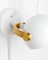 DC Væglampe Hvid og olieret eg fra Halo Design i brug i hjemmet DC Væglampe Hvid og olieret eg fra Halo Design i brug i hjemmet
