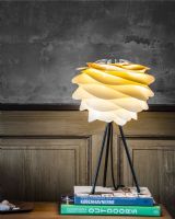 Umage Carmina Mini - Sahara Gul m/ sort Tripod Table Umage Carmina Mini - Sahara Gul m/ sort Tripod Table